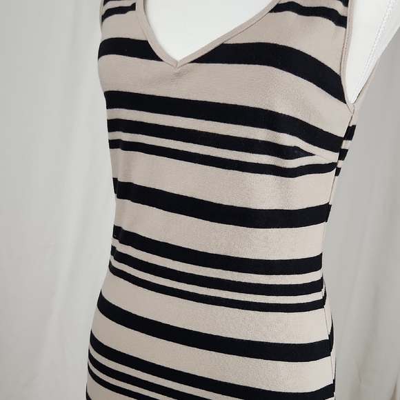 Old Navy Black and White V-Neck Sheath Midi Dress - Picture 5 of 8